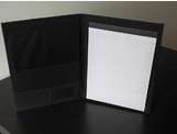 Porte document - Noir - Logo blanc - A4 - polyester et PVC - bloc 20 pages format A4 inclus